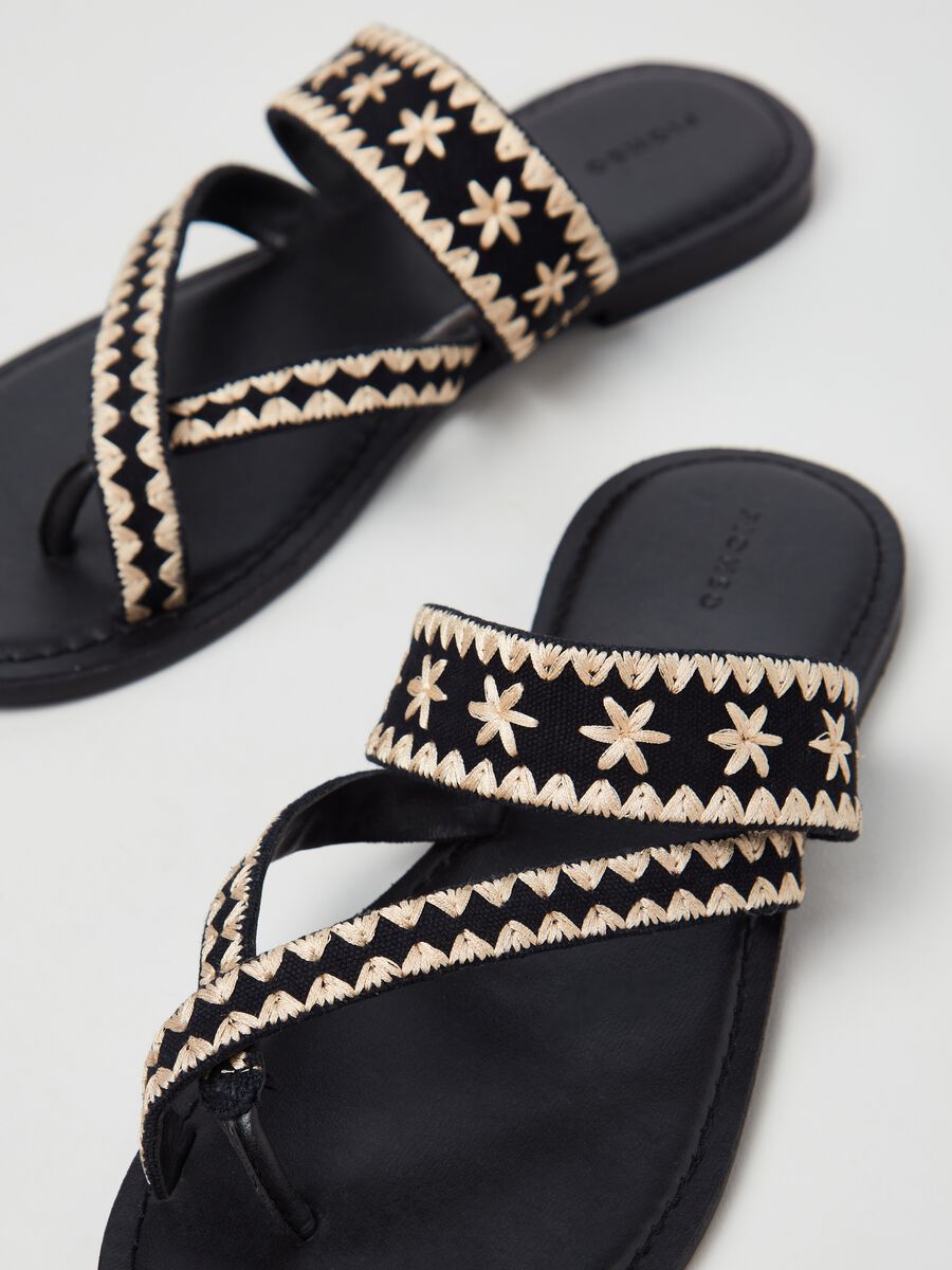 Sandal with traditional motif_2