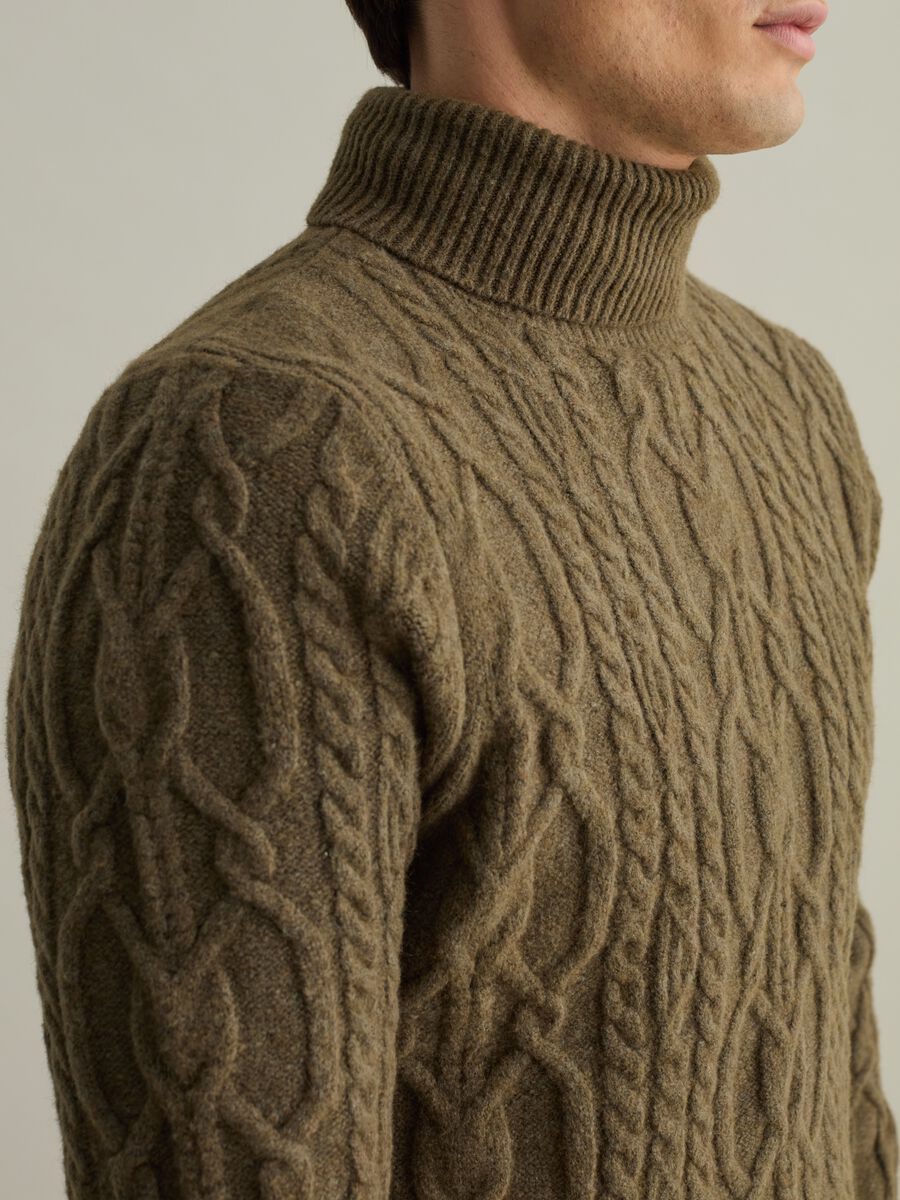 Cable-knit pullover with high neck_3