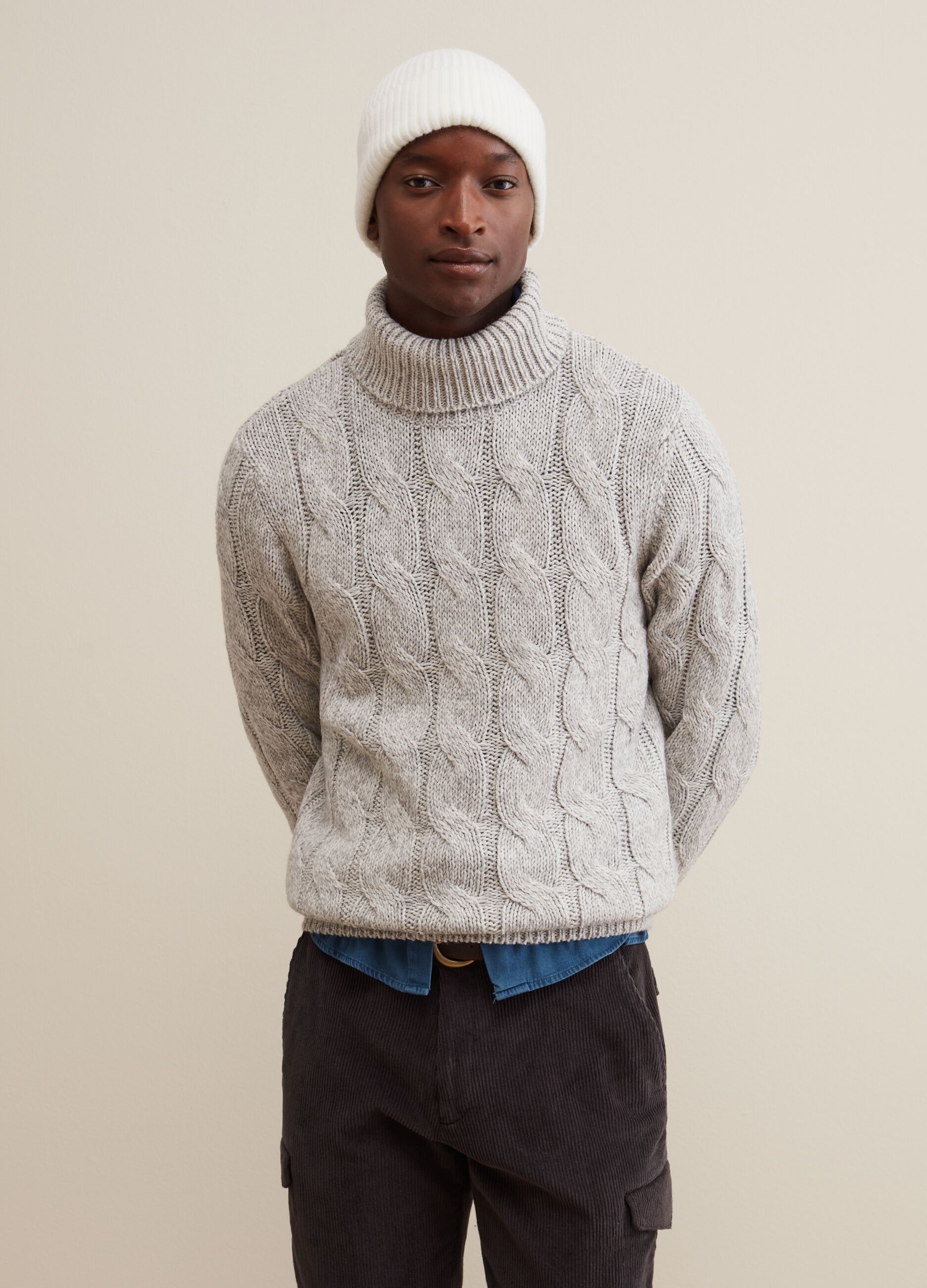 Pullover with two-tone cable.knit design