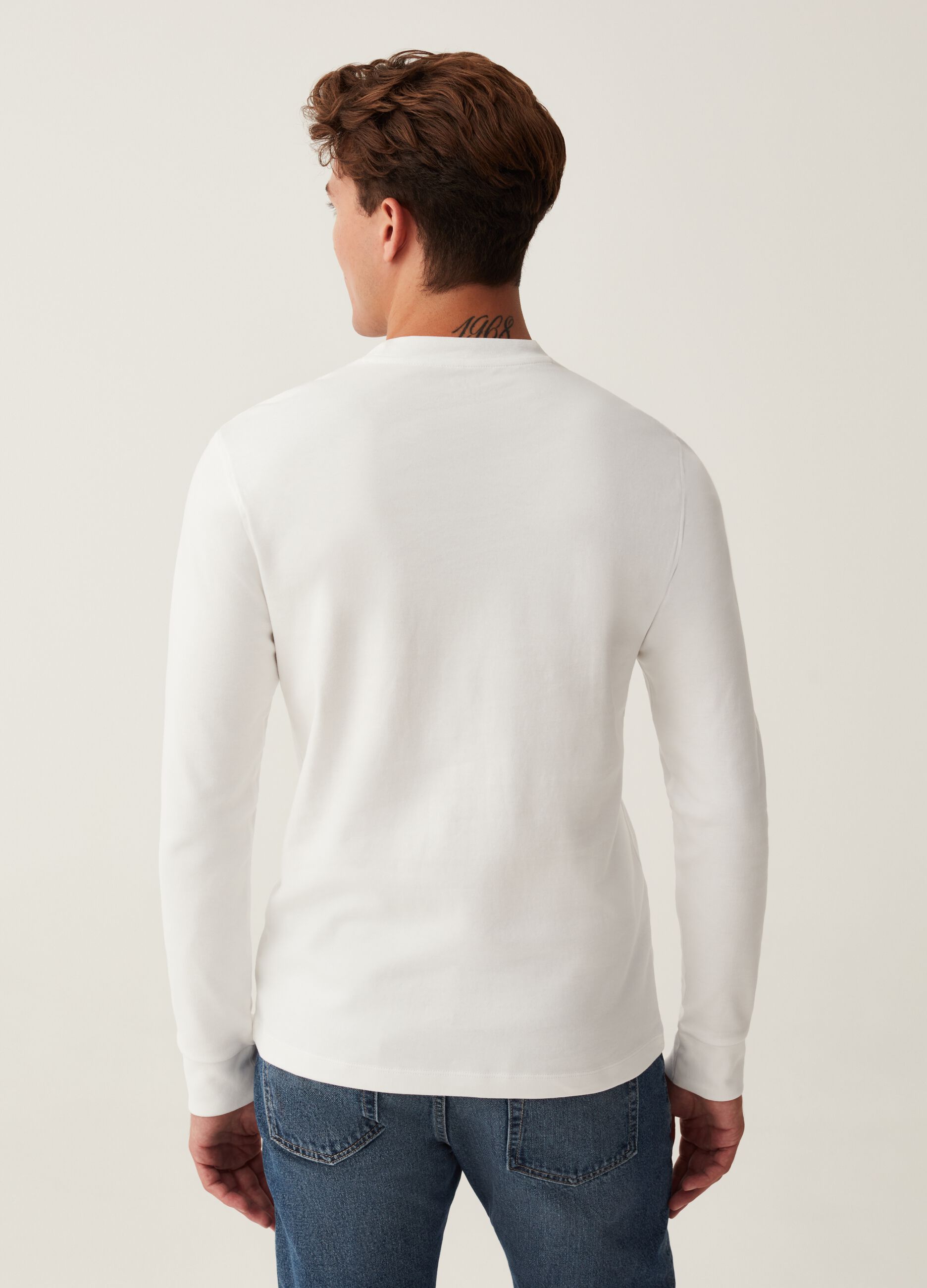 Long-sleeved solid colour T-shirt