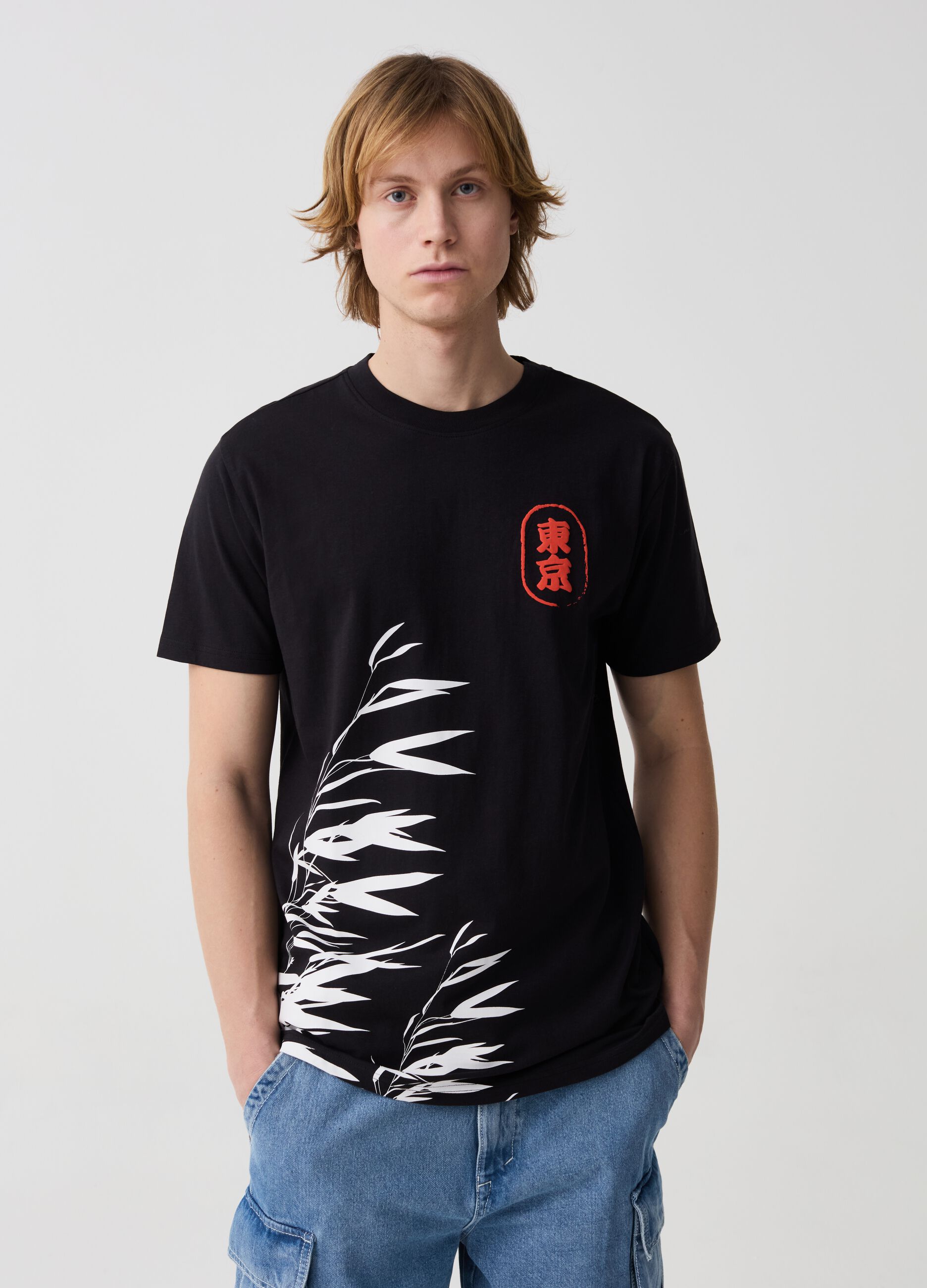 Camiseta con estampado hojas e ideogramas