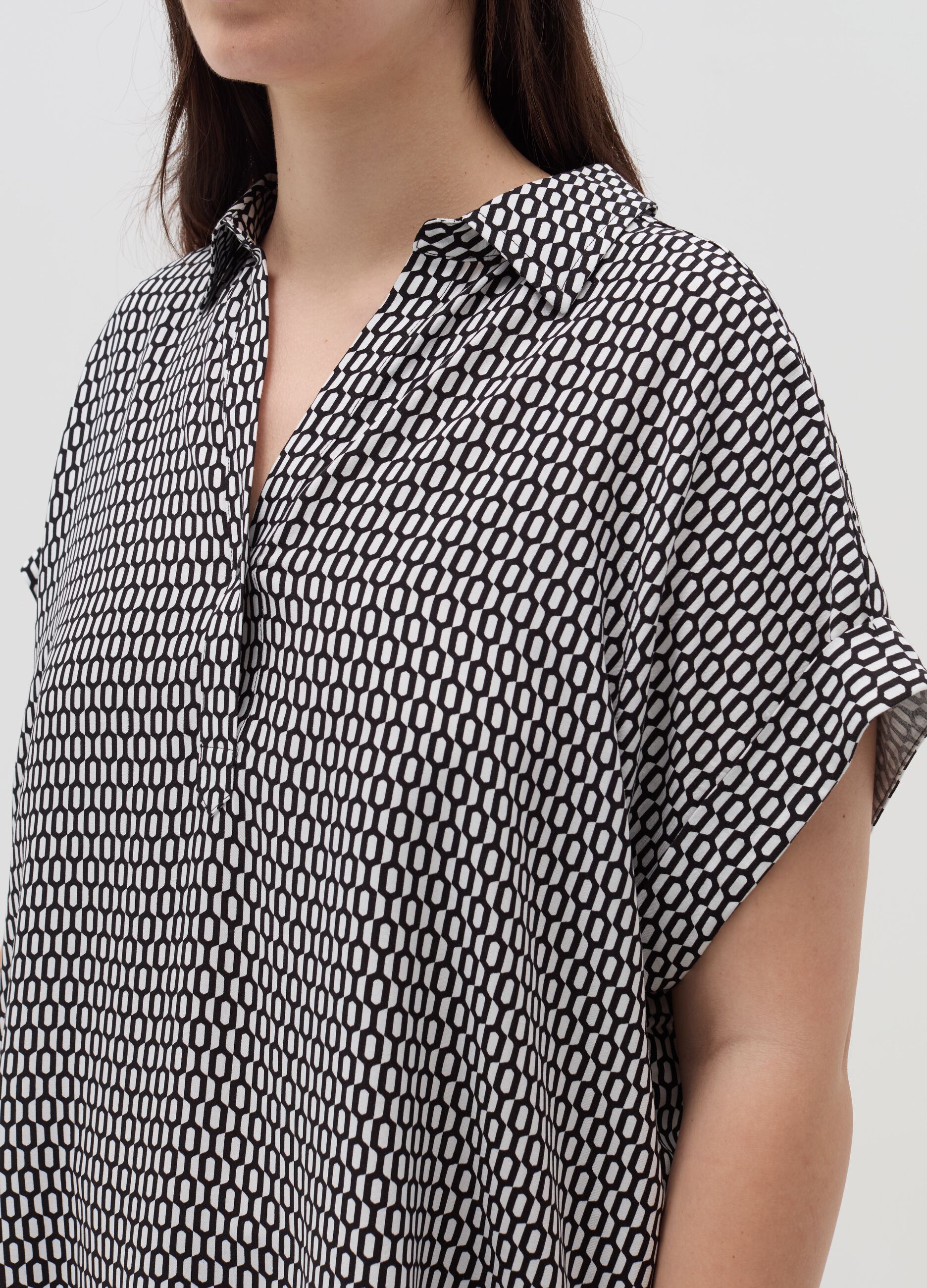 Curvy blouse with pattern and polo neckline