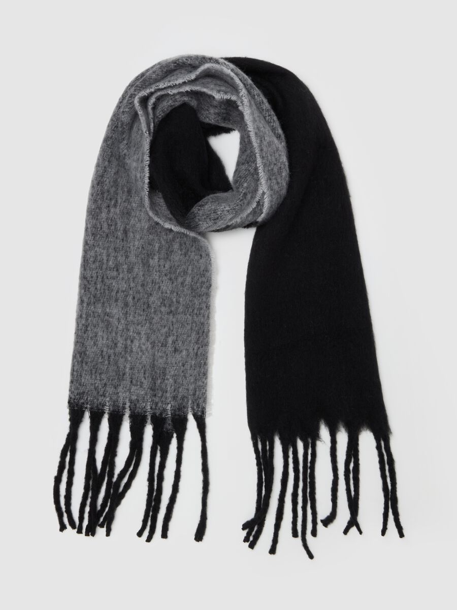 Two-tone scarf with fringes_0