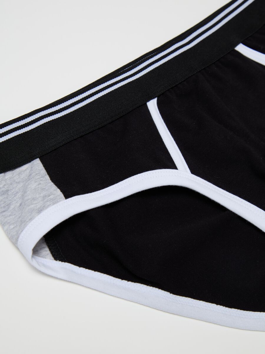 Briefs with contrasting details_5