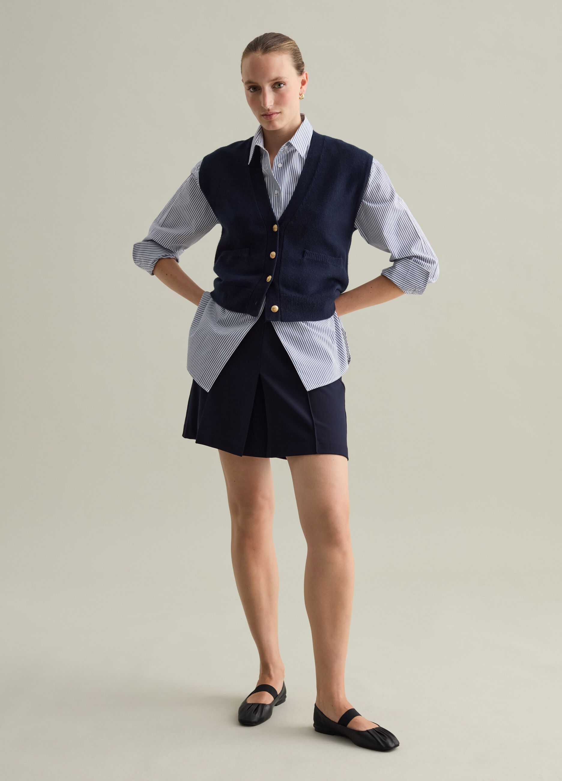 Contemporary gilet with buttons