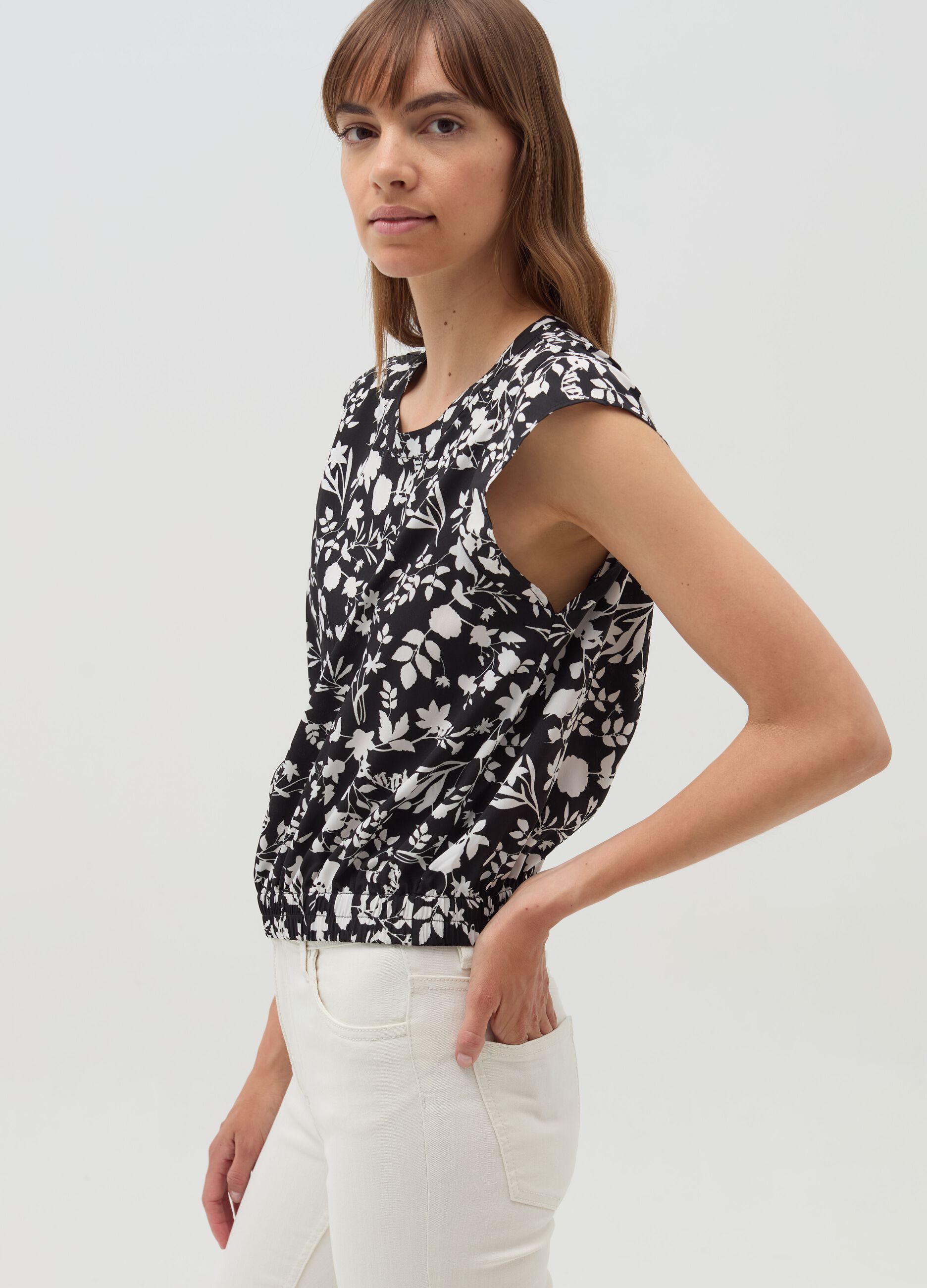 Sleeveless blouse with patterned flounce