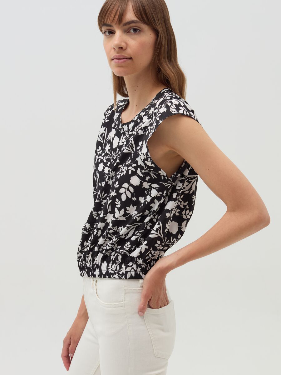 Sleeveless blouse with patterned flounce_0