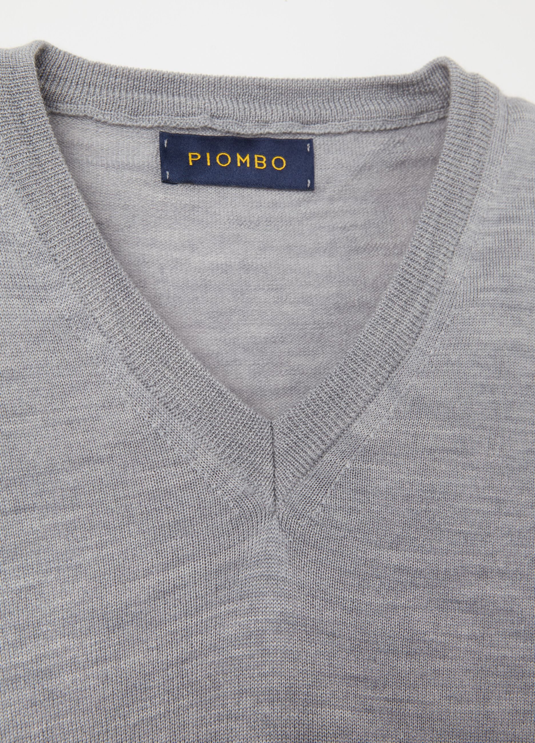 Merino wool pullover with V neck