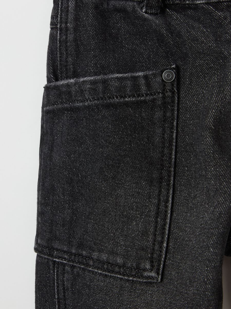 Worn-effect jeans with pockets_3