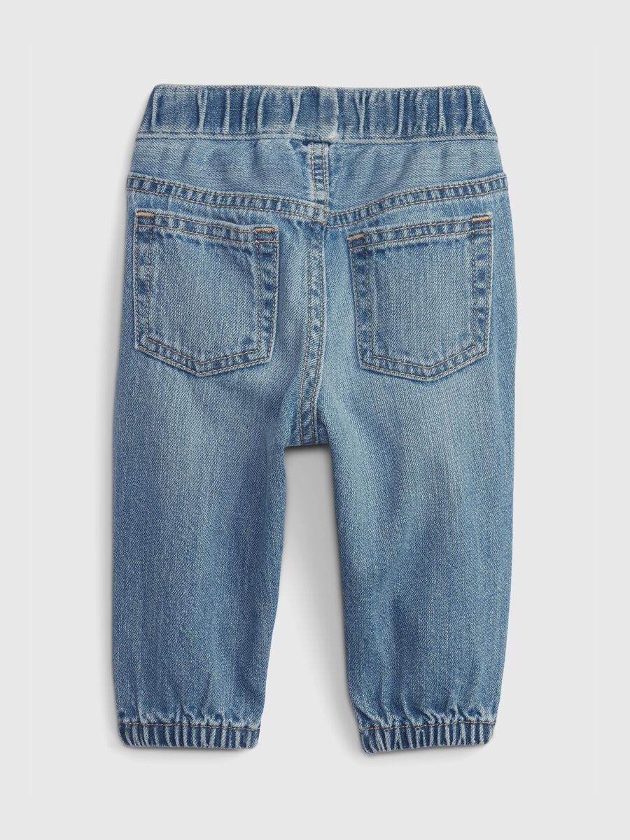 Jeans in cotone bio con ricamo orsetto_1