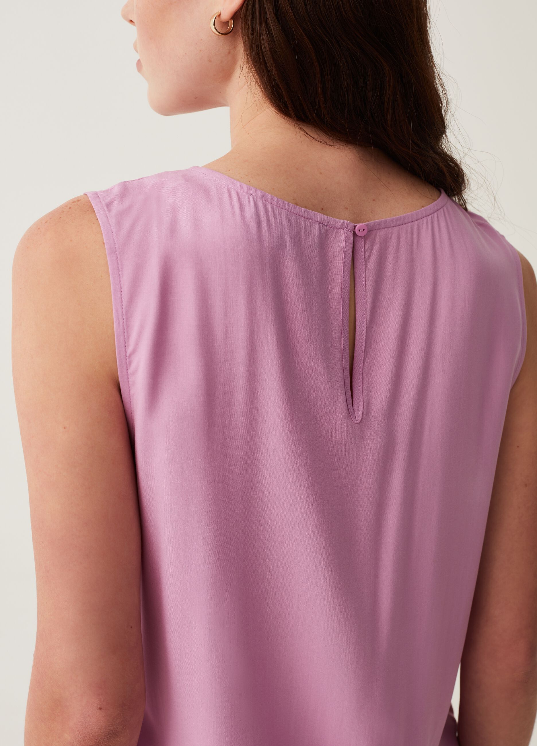 Sleeveless blouse with pleating