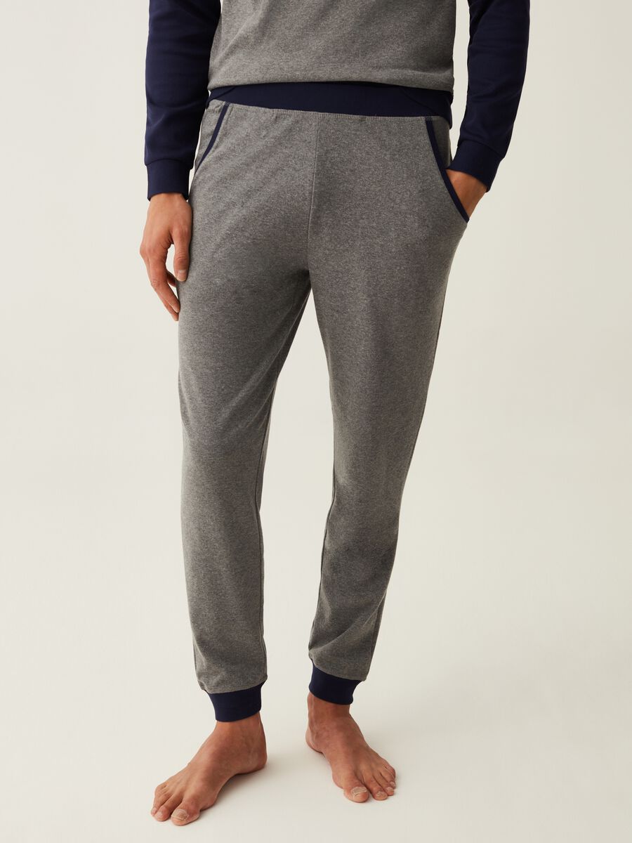 Full-length pyjamas with contrasting detailing_3