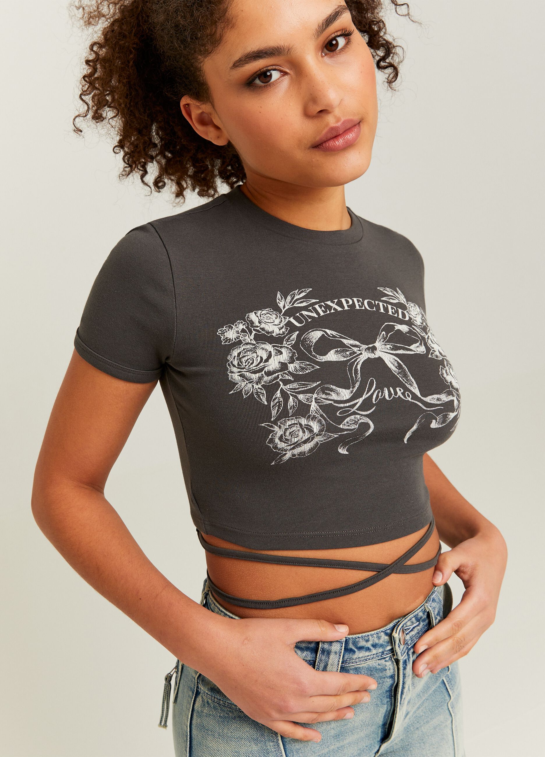 Crop T-shirt with laces and bow print