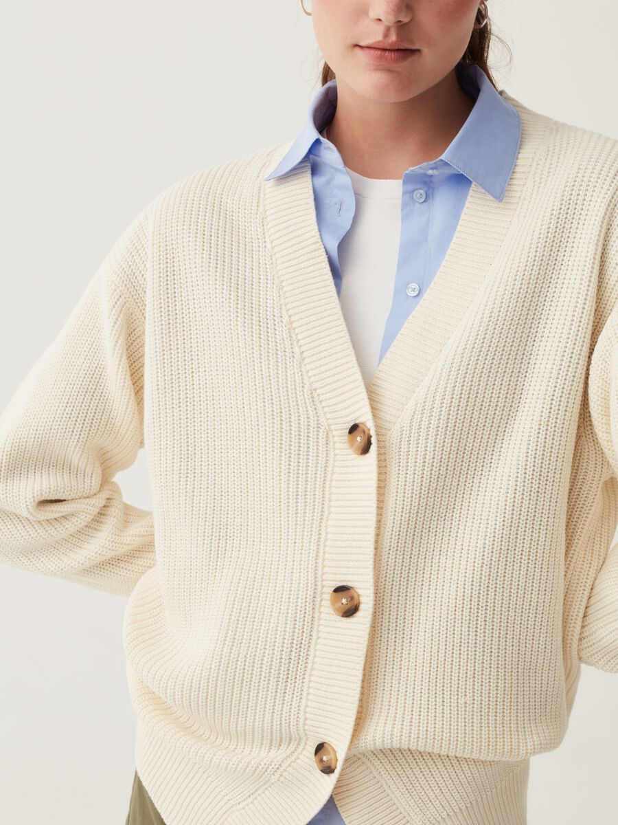 Cardigan with V neck and striped buttons_3