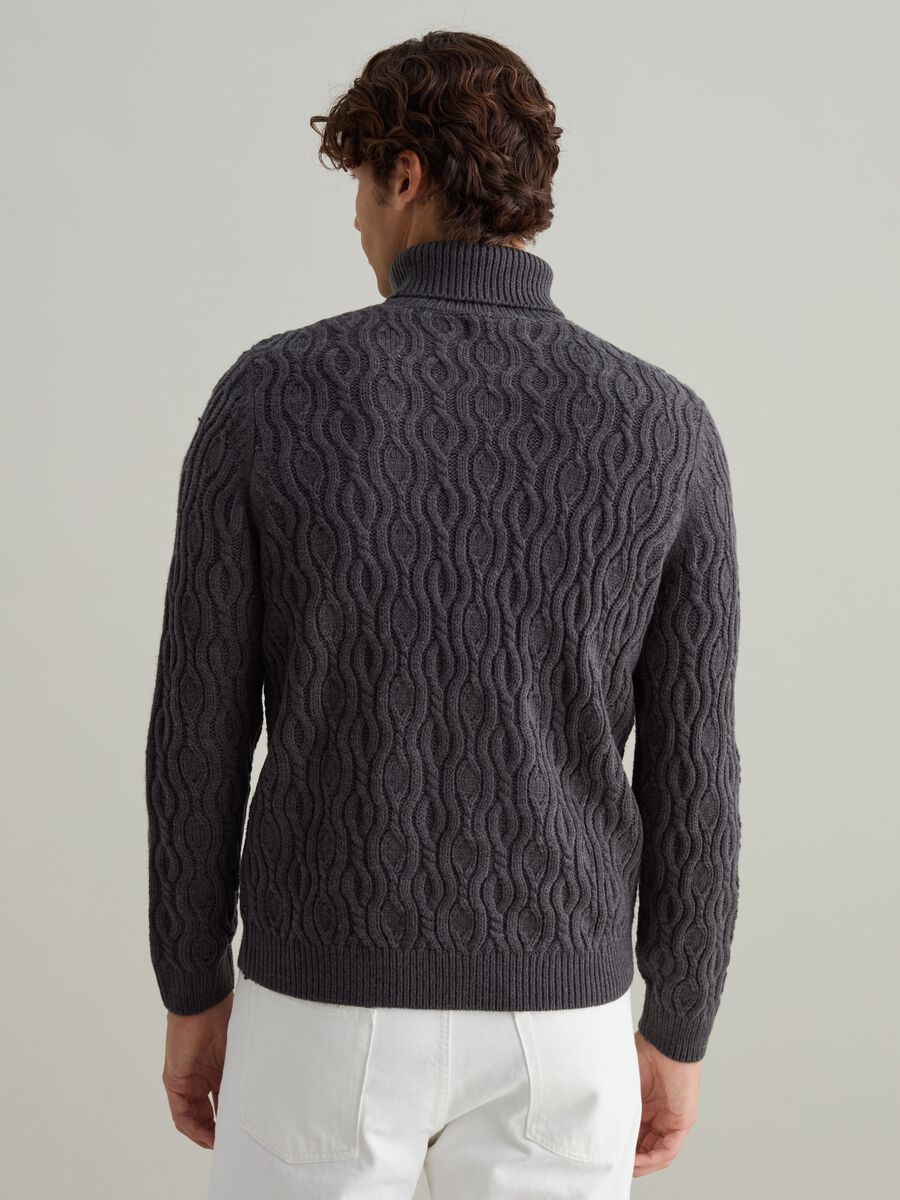 High-neck pullover with wavy design_3