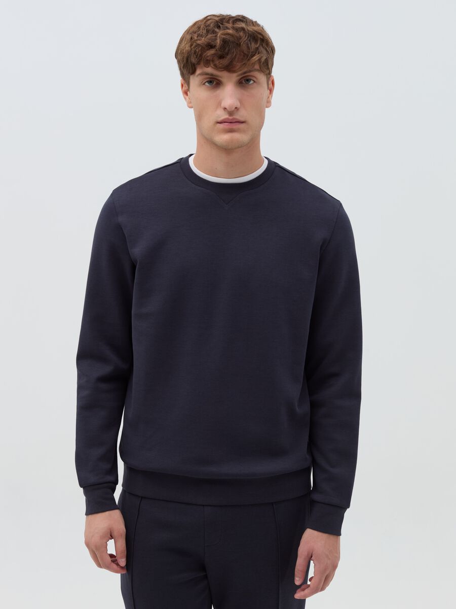 Sweatshirt with round neck and V detail_0