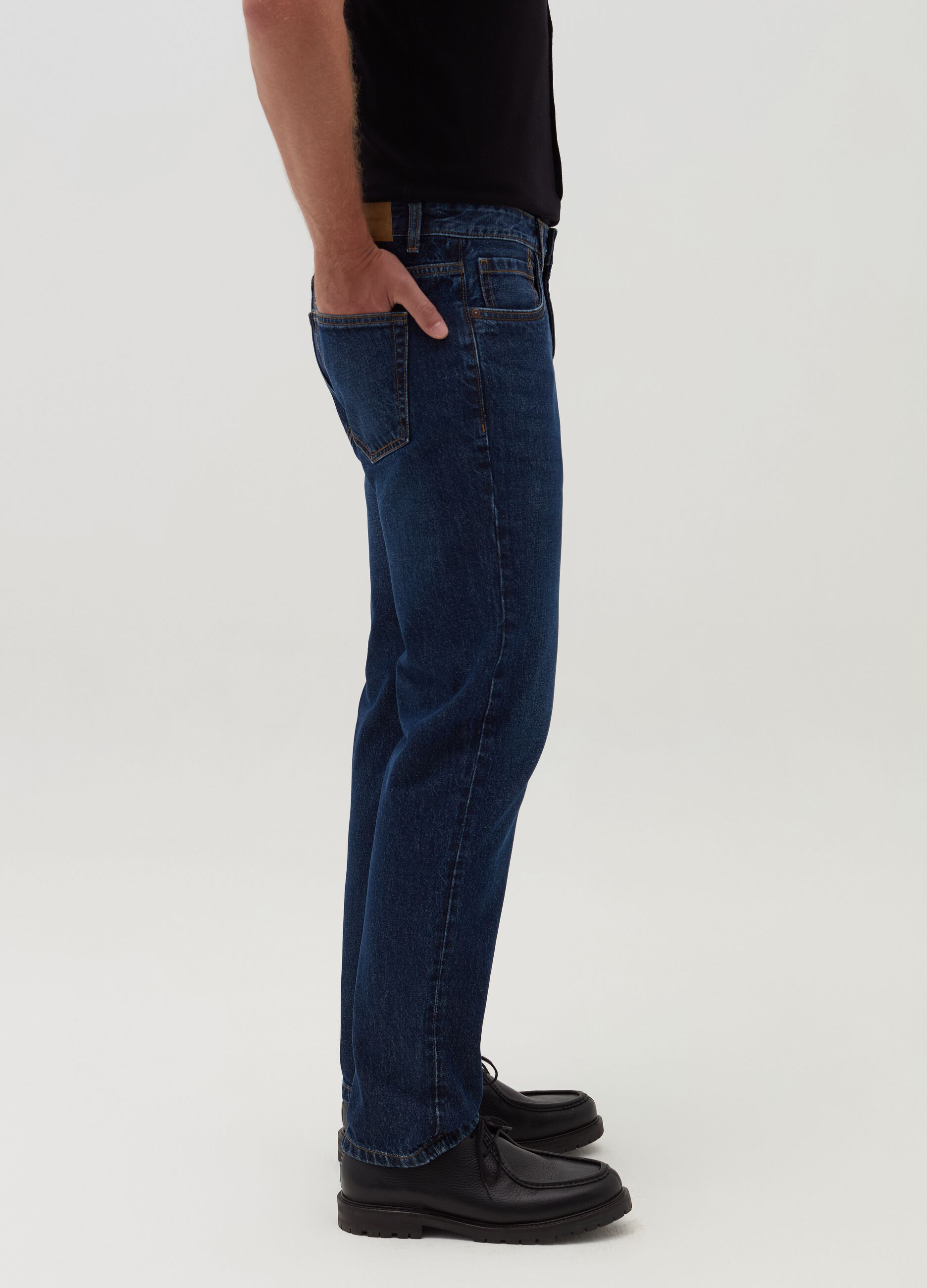 Regular fit jeans with discolouring