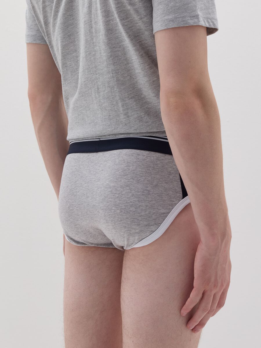 Briefs with contrasting details_2