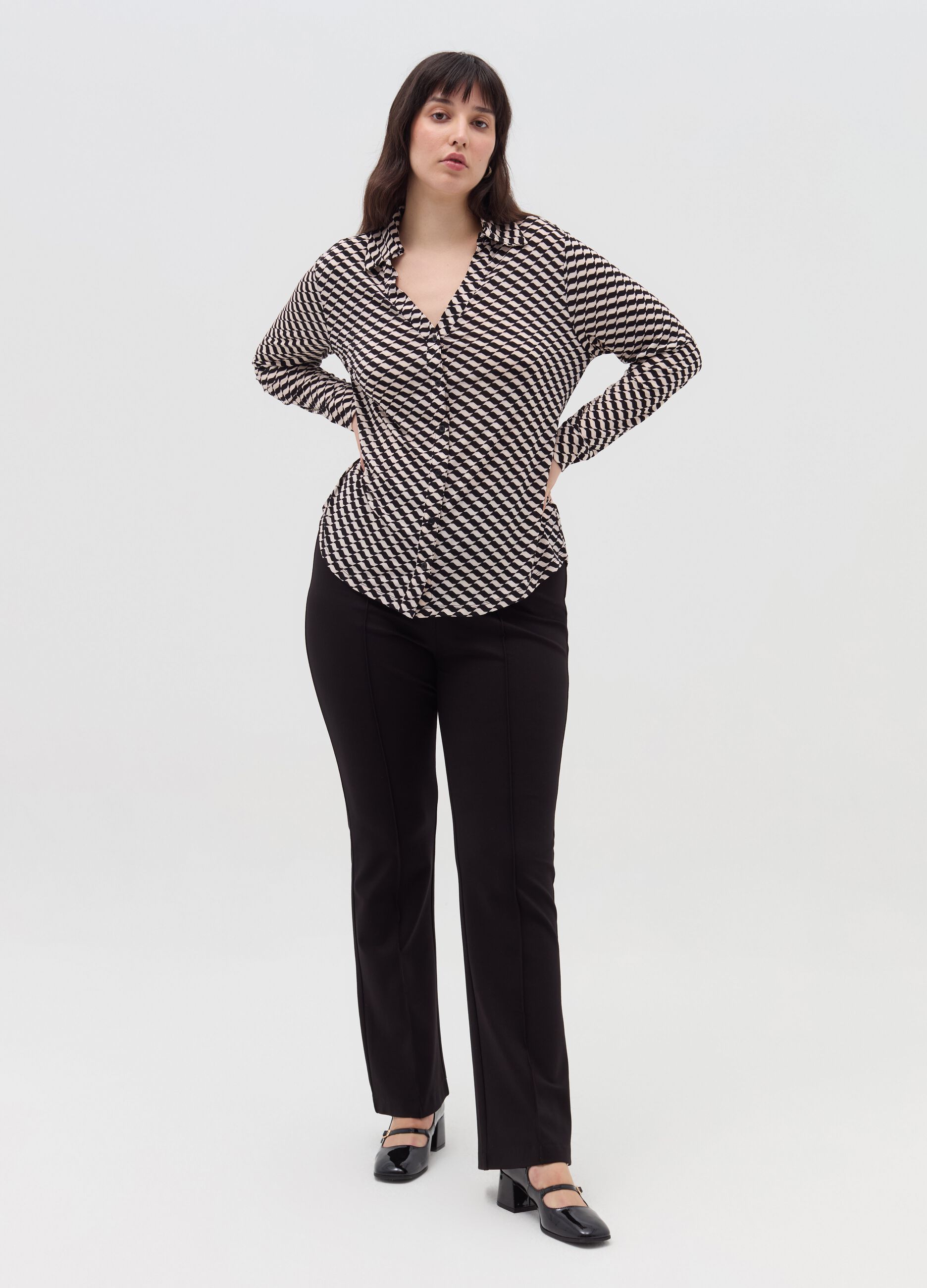 Curvy shirt with optical pattern