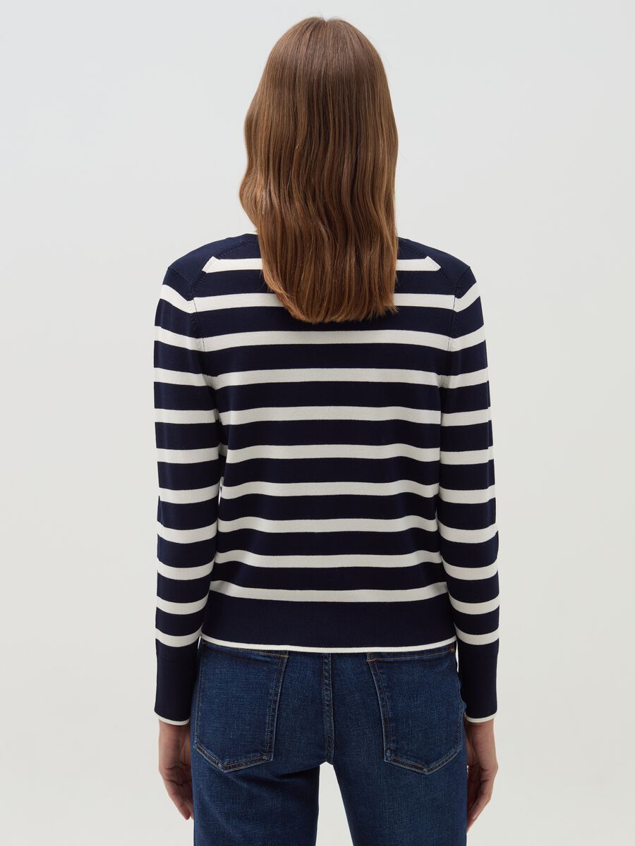 Striped cardigan with round neck_3