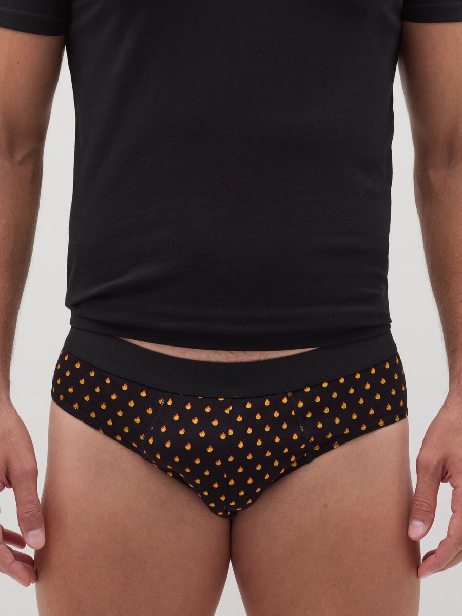 Briefs with assorted prints_1