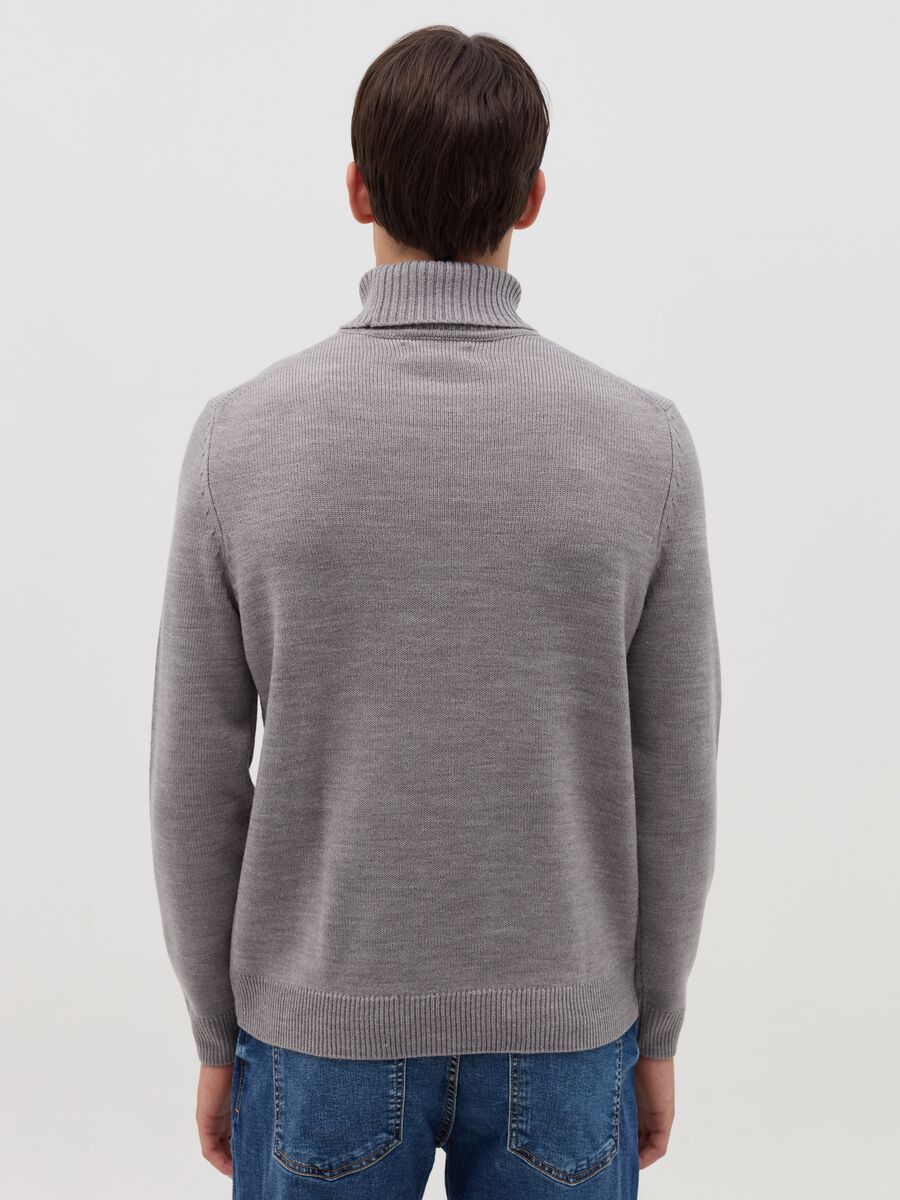 Pullover with high neck_3