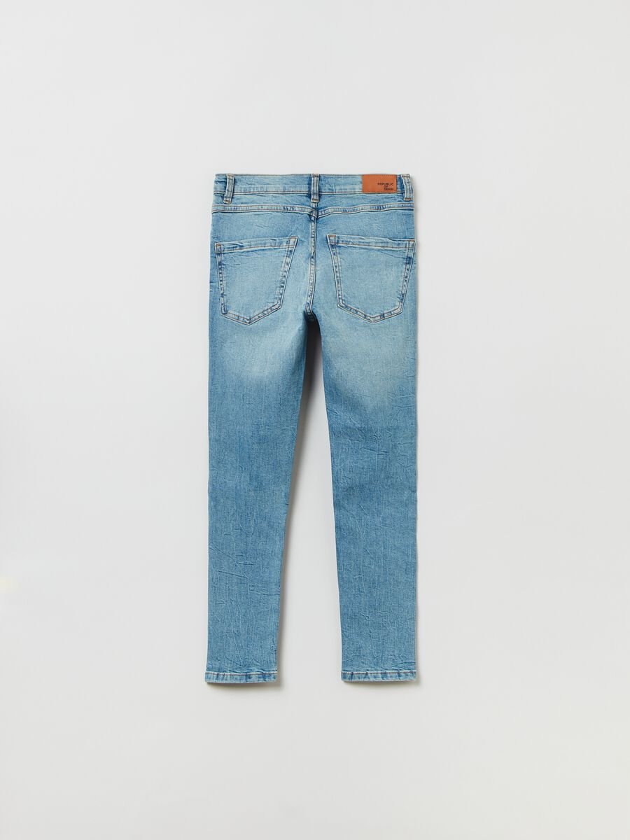 Jeans carrot fit con abrasioni_1