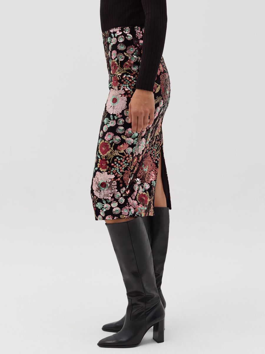 Long skirt with floral design in sequins_2