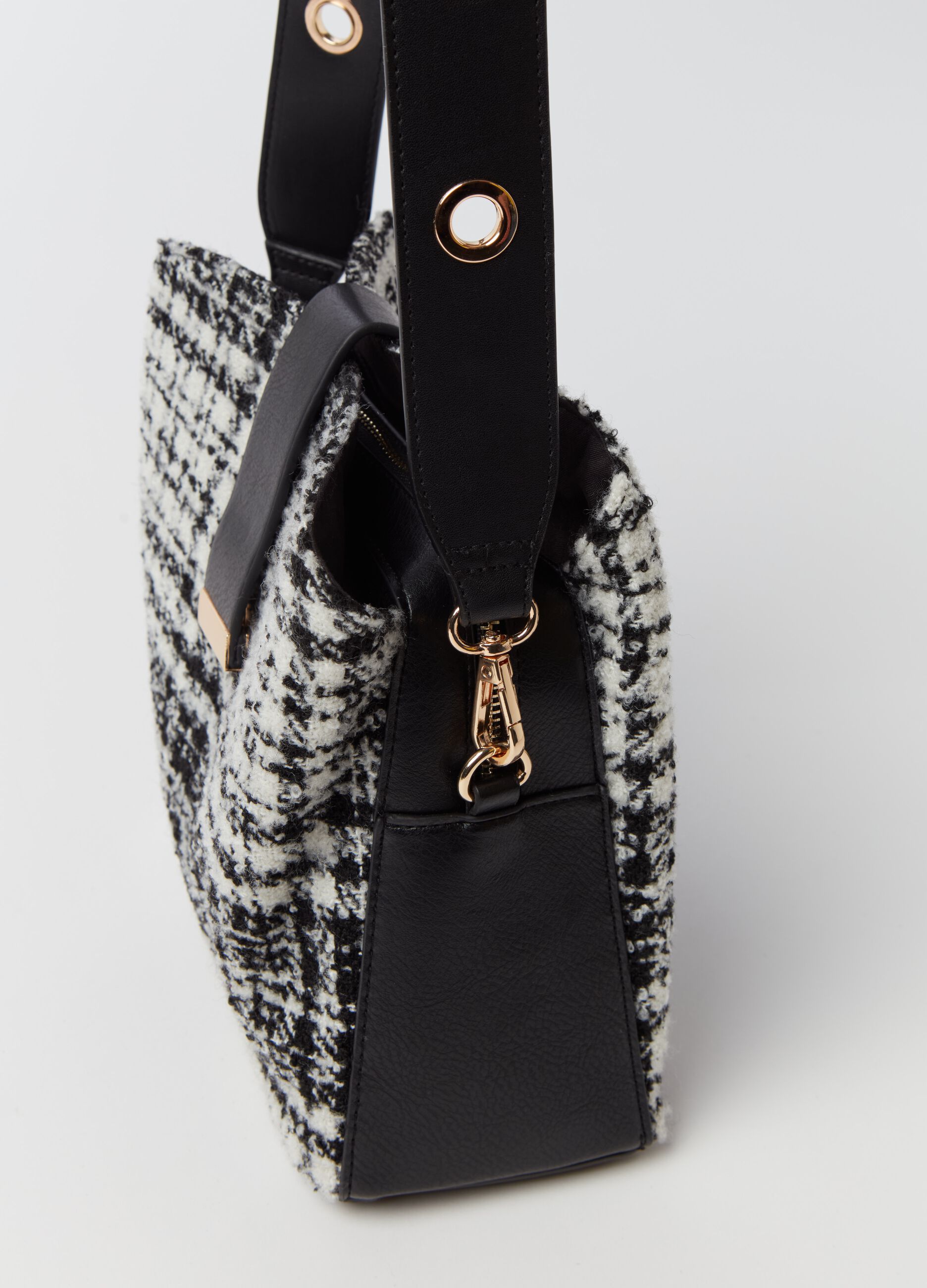 Shoulder bag with eyelets