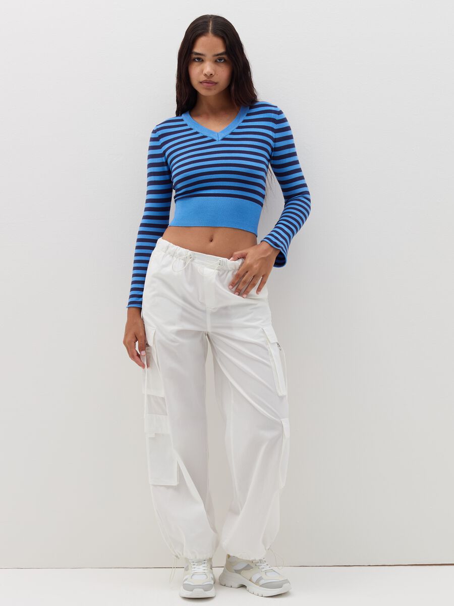 Crop pullover with V neck and stripes_0