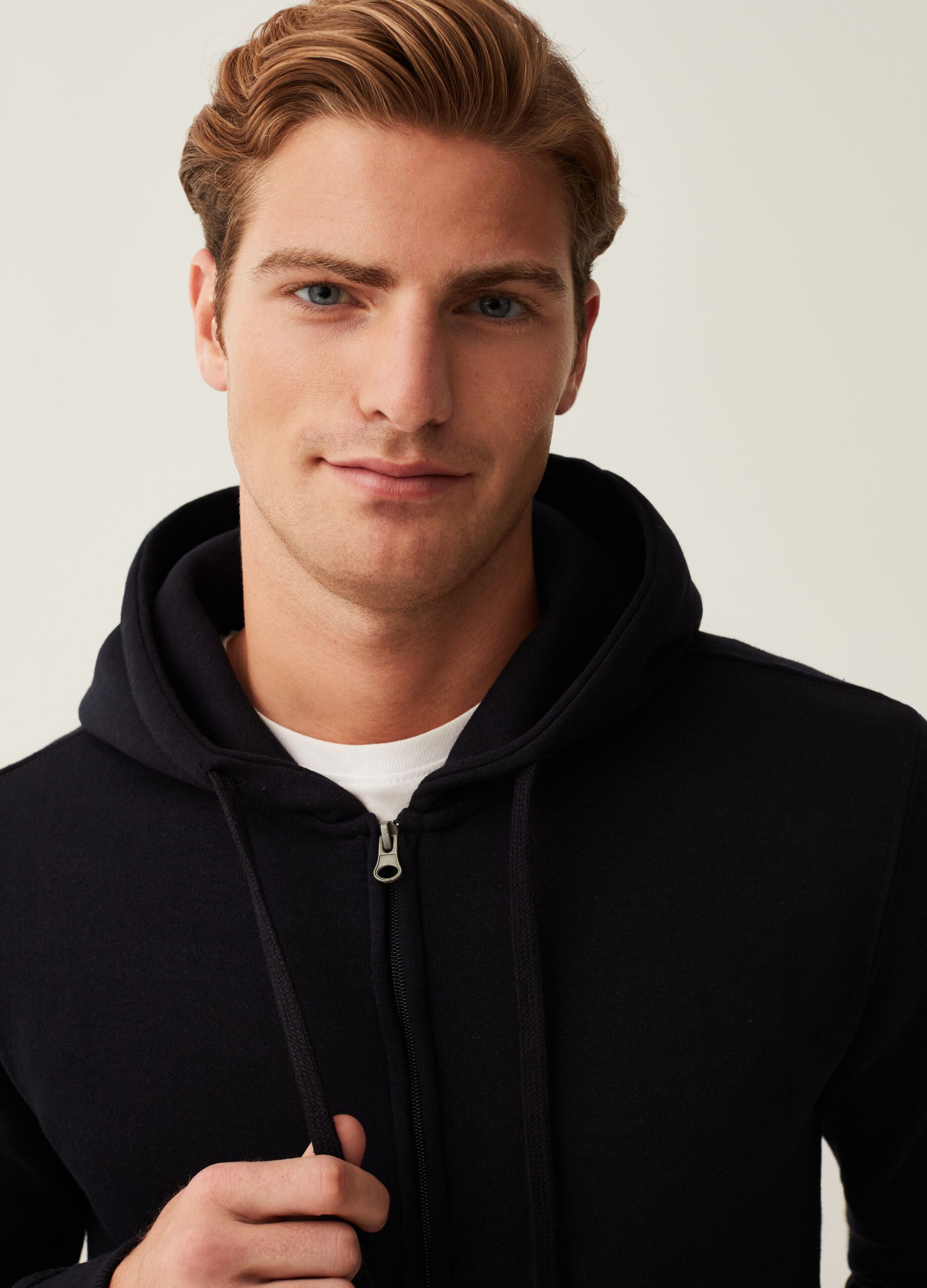 Hooded sweatshirt with zip closure