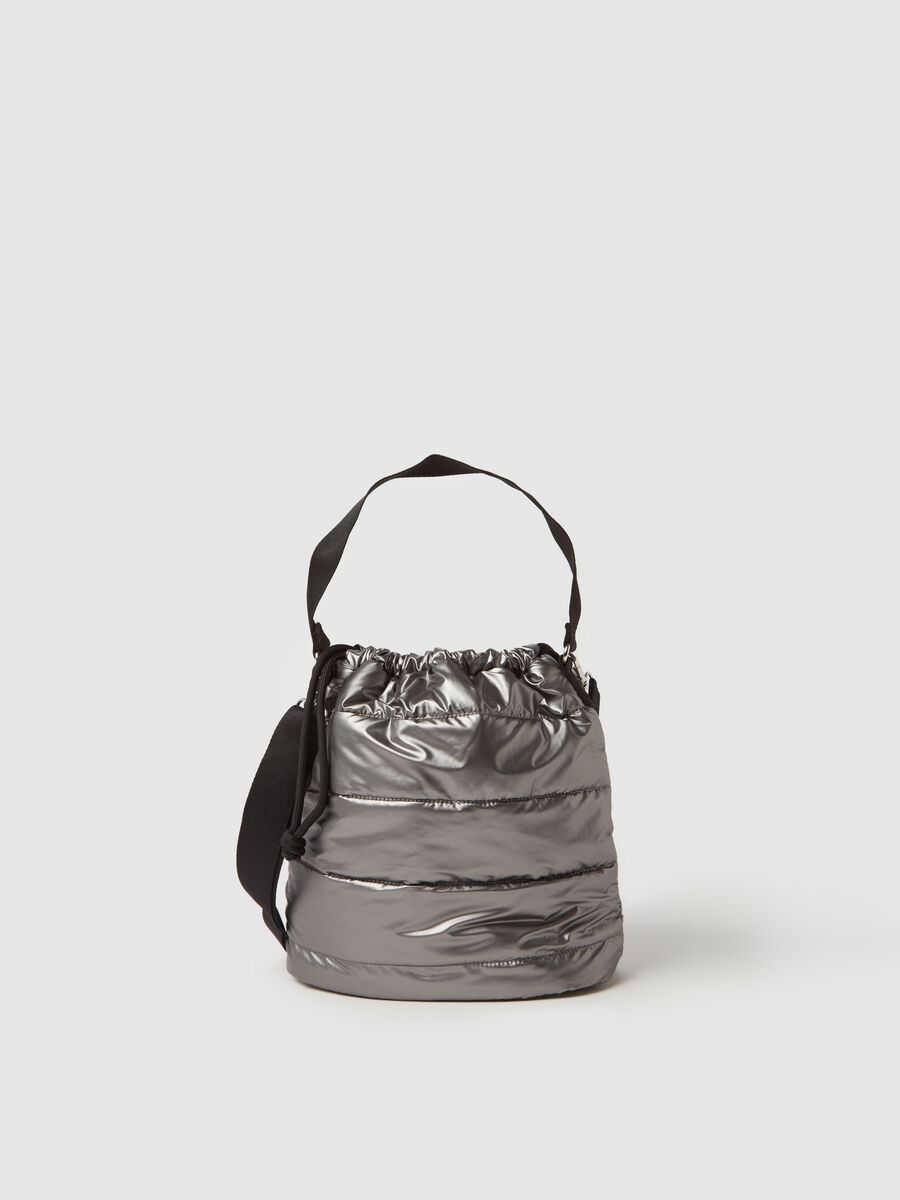 Metallic-effect quilted bucket bag_1