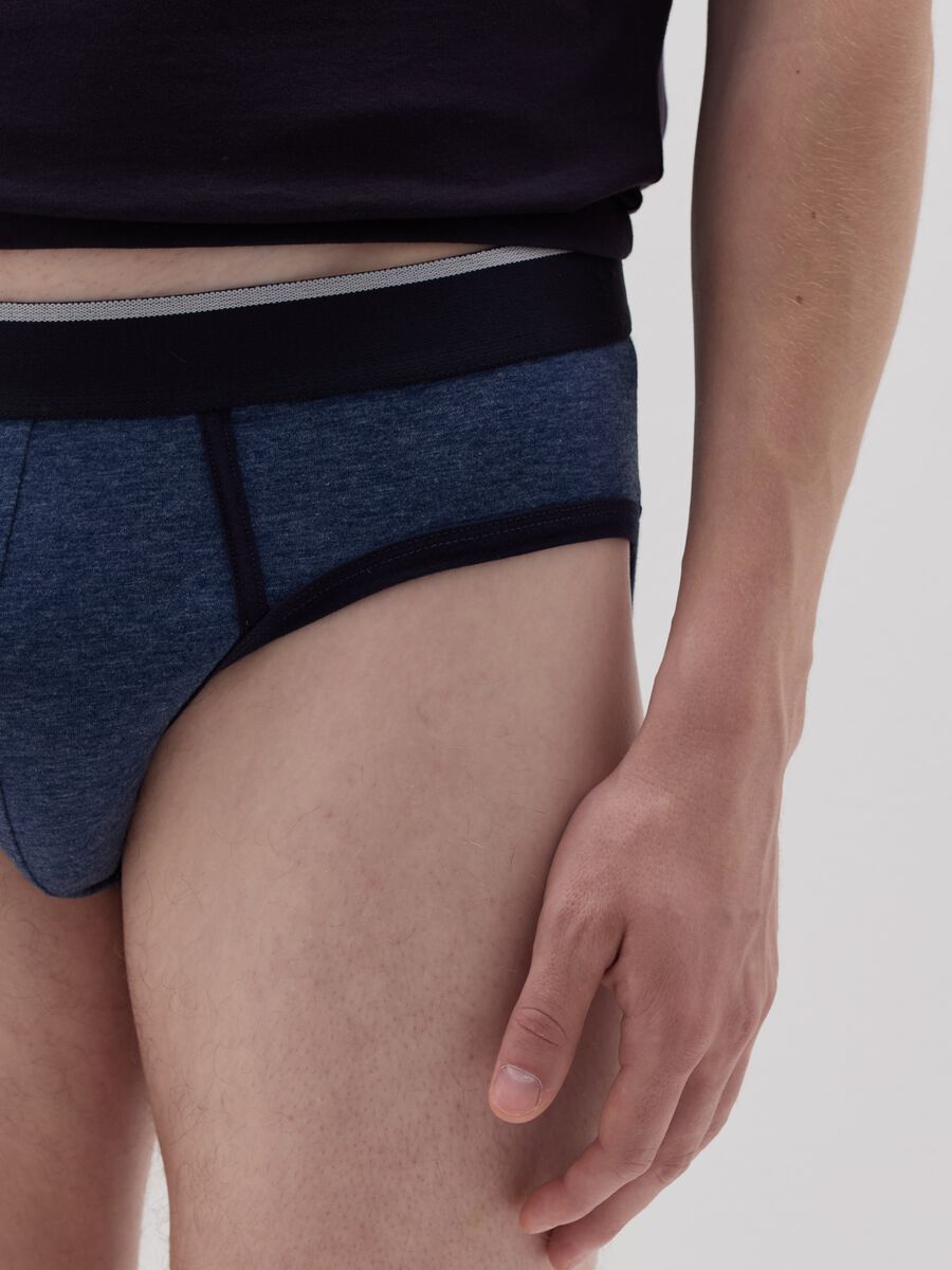 Three-pack briefs with contrasting piping_4