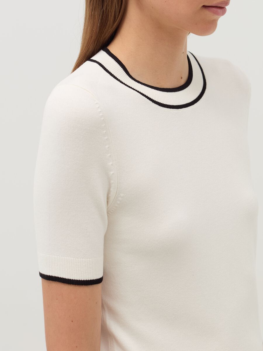 Short-sleeved top with contrasting edges_3