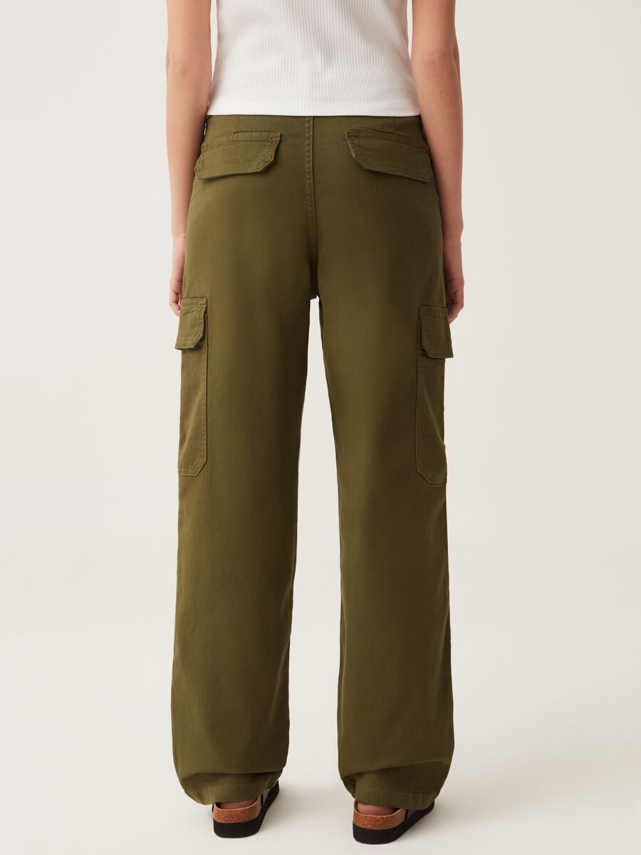 Pantalon cargo femme vert armée avec poches et boutons