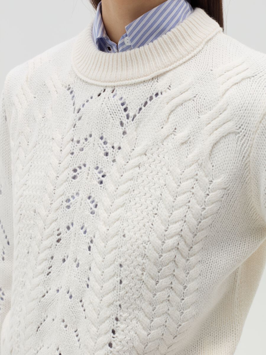 Cropped pointelle pullover with cable-knit design_3