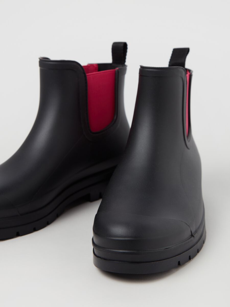 Waterproof boots with contrasting colour bands_1