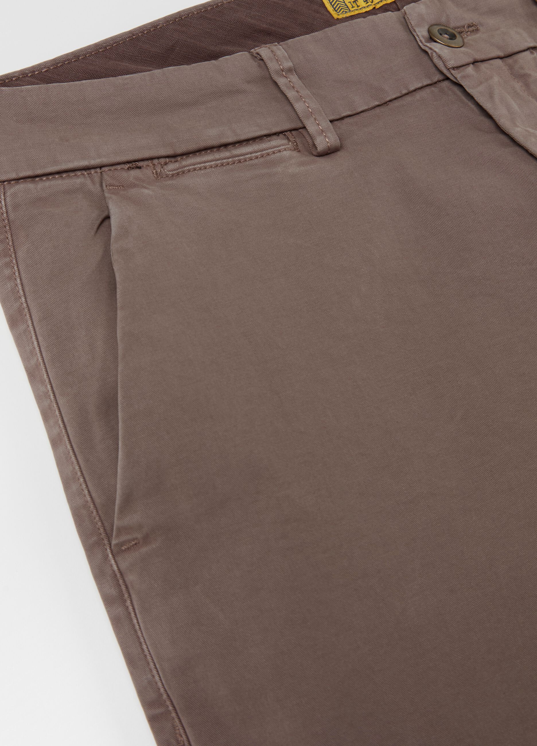 Pantalone chino regular fit in cotone stretch