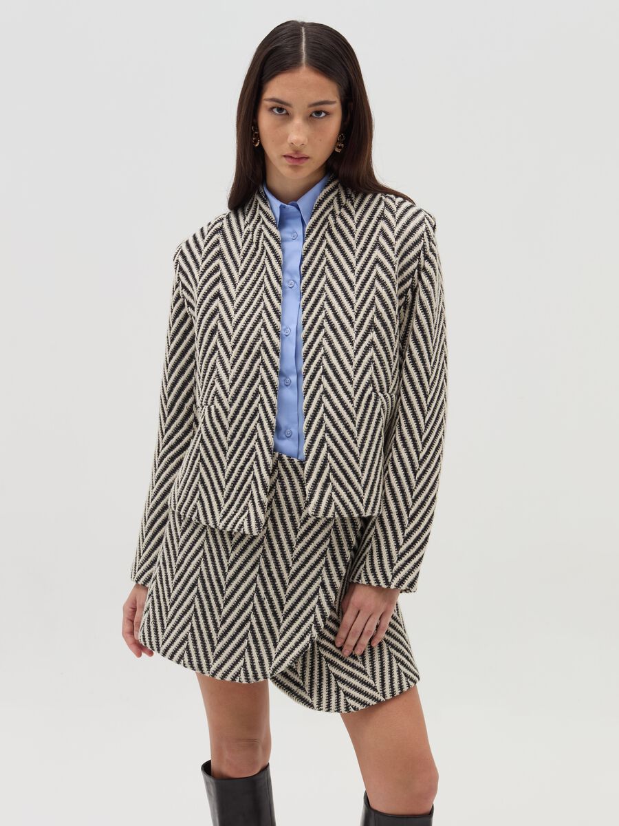 Short open jacket with chevron motif_0