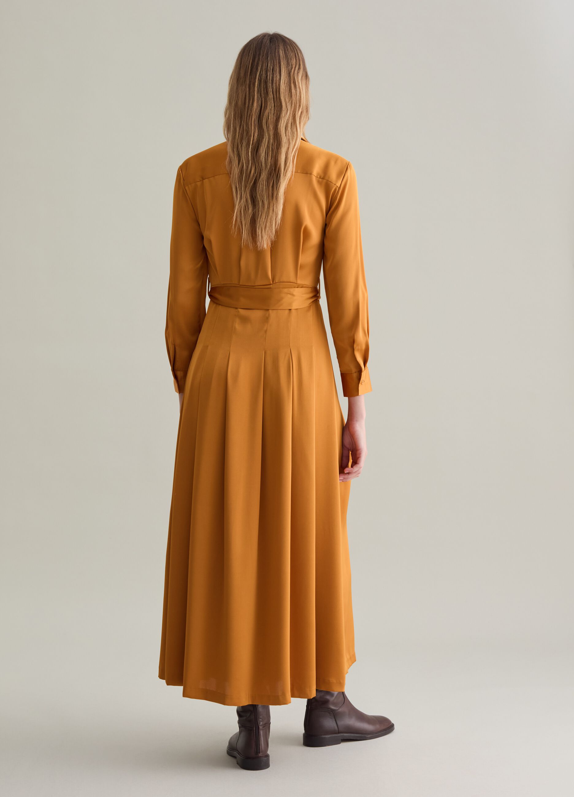 Long shirt dress in satin with belt