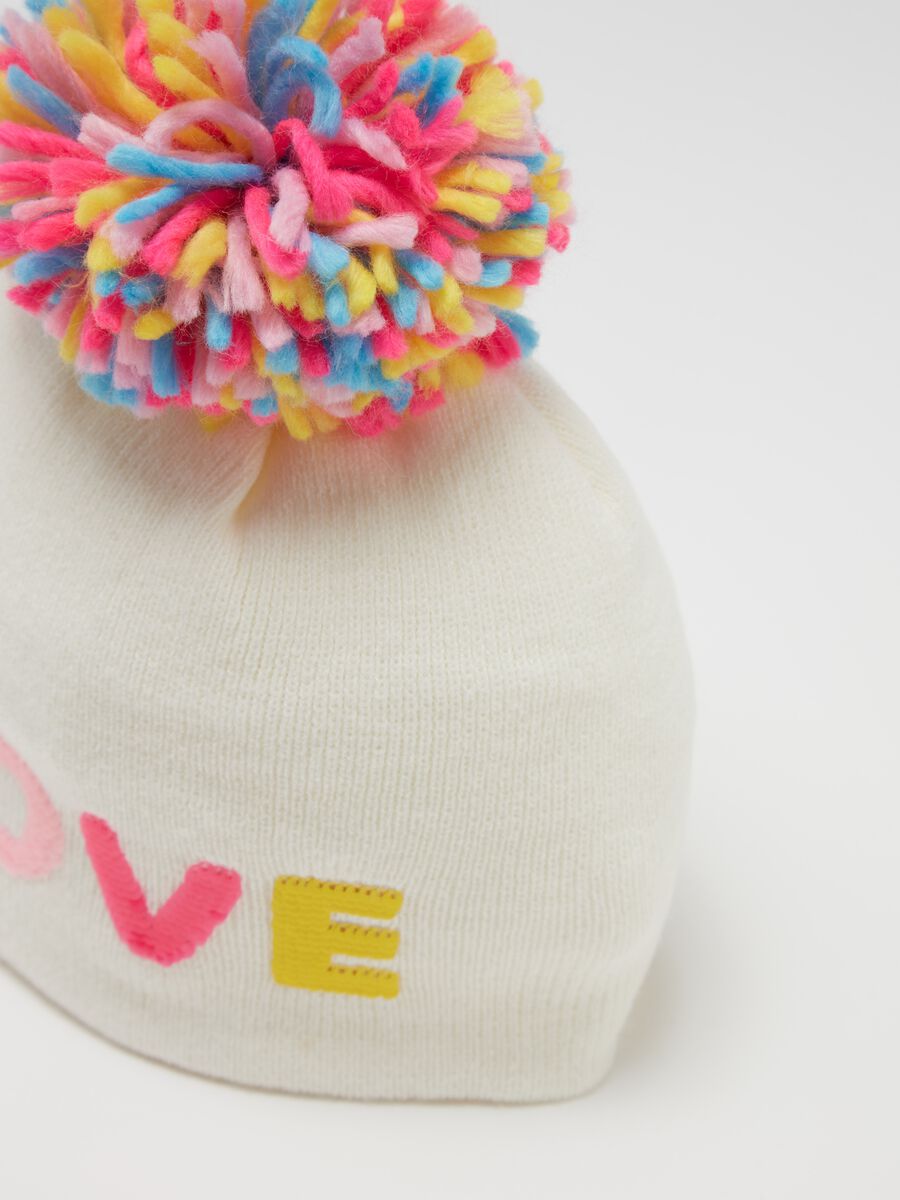 Hat with pompom and sequinned "Love" lettering_2