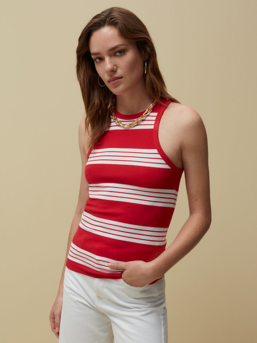 Ribbed tank top with striped pattern._1