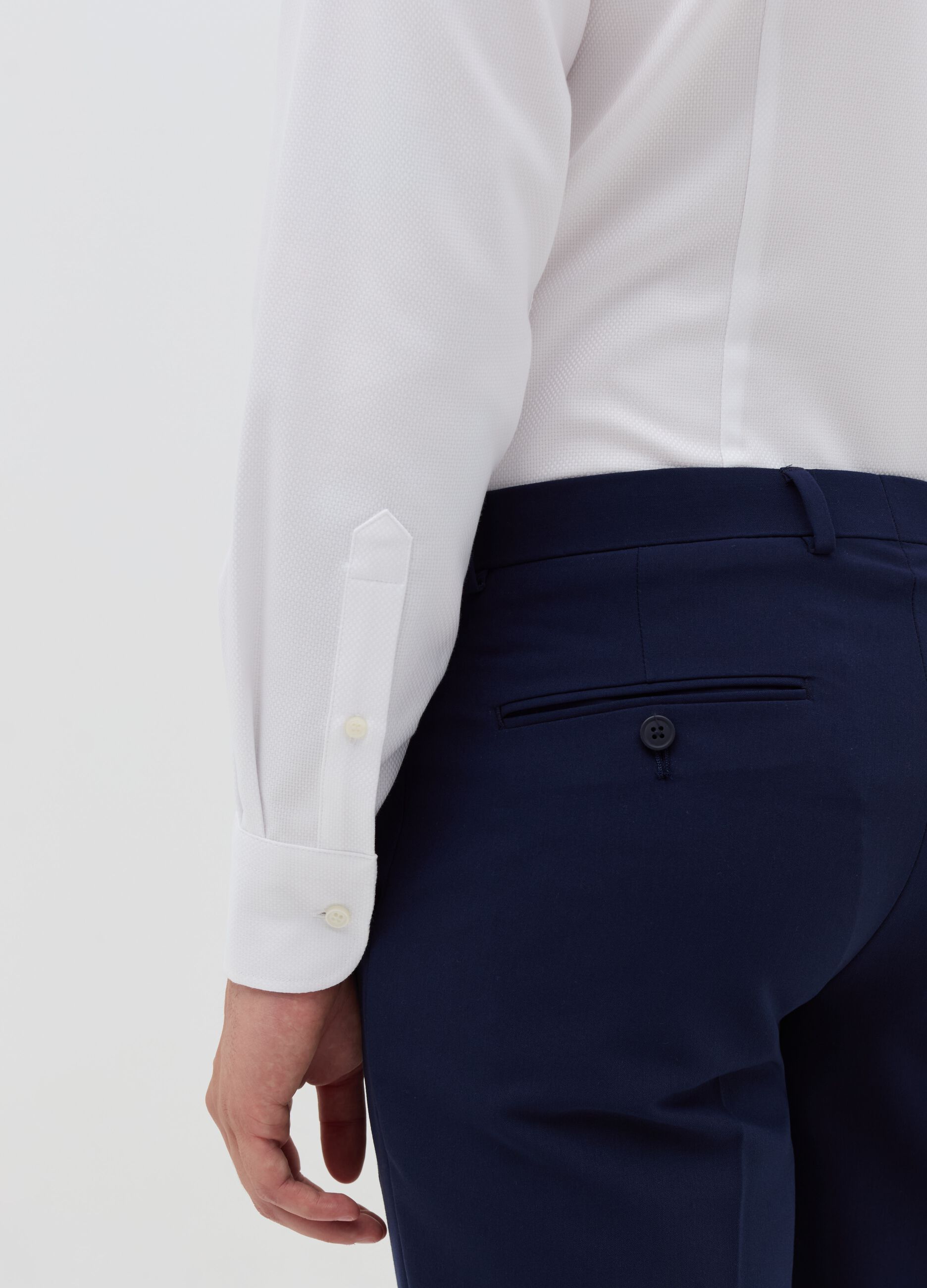 Slim-fit shirt with cut-away collar