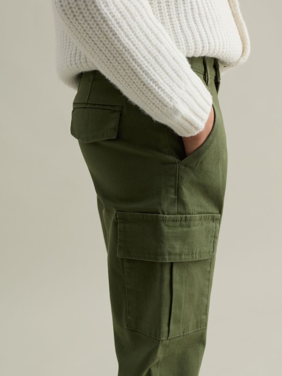 Pantaloni cargo in cotone stretch_2