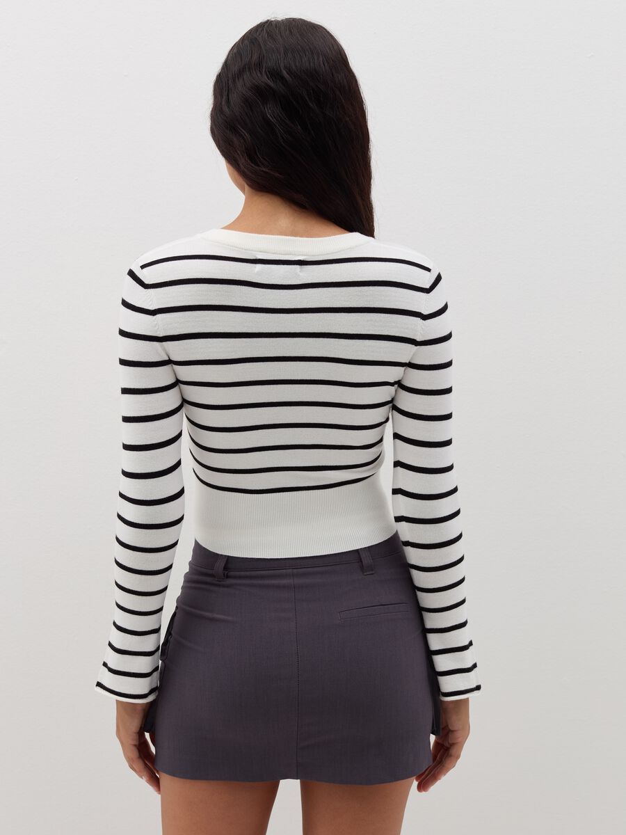 Crop pullover with V neck and stripes_2