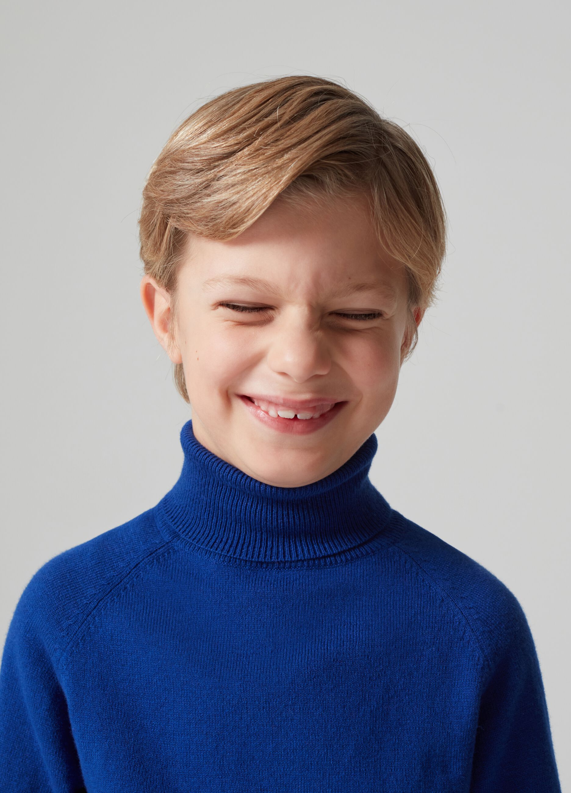 Turtleneck jumper with raglan sleeves