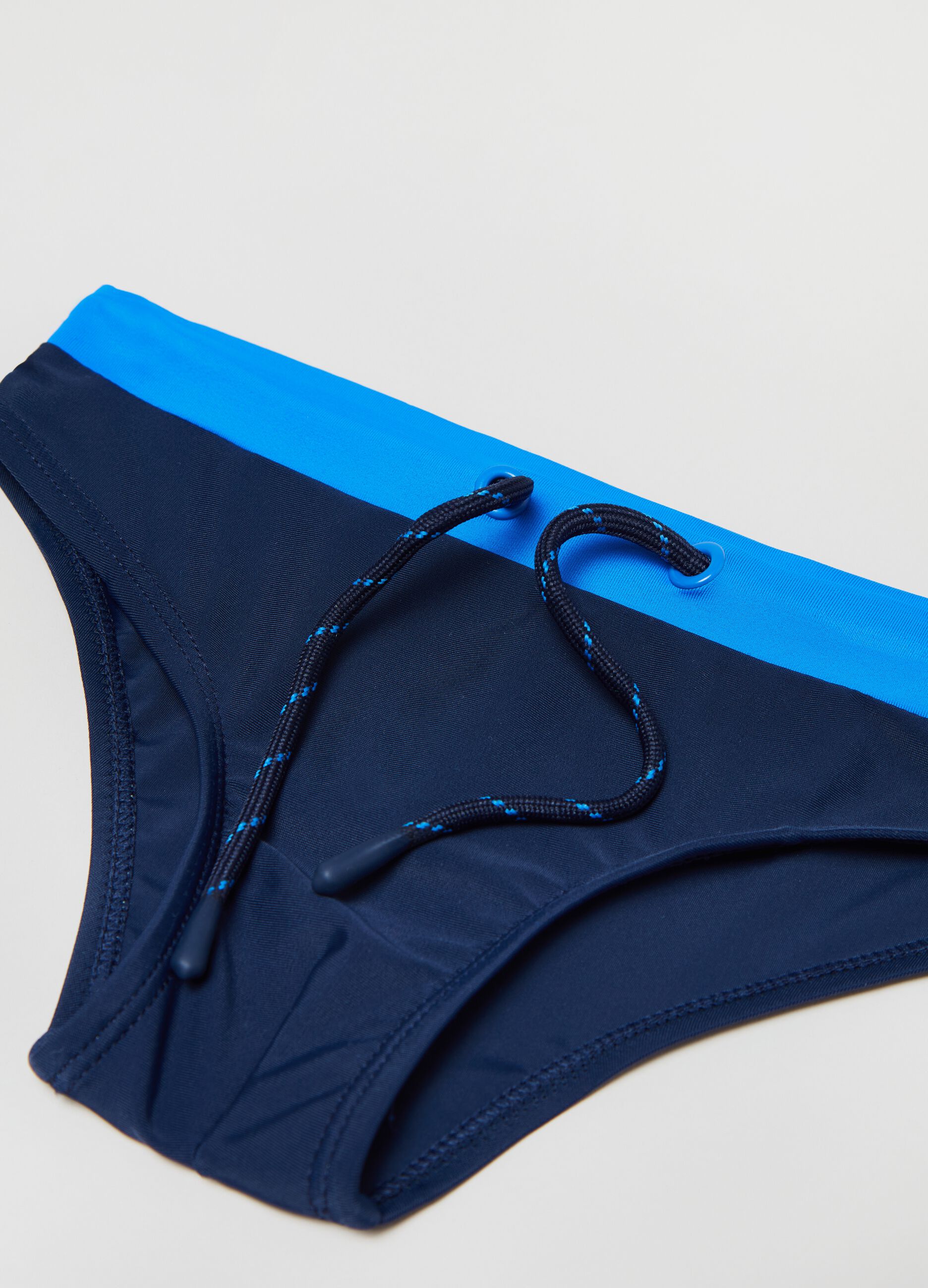 Two-tone swim briefs with drawstring