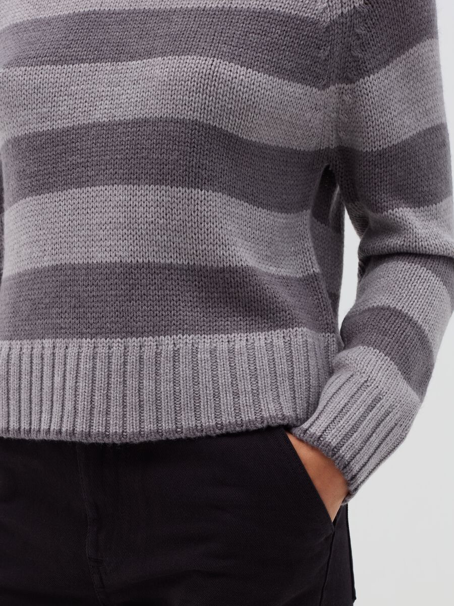 Striped pullover with raglan sleeves_3