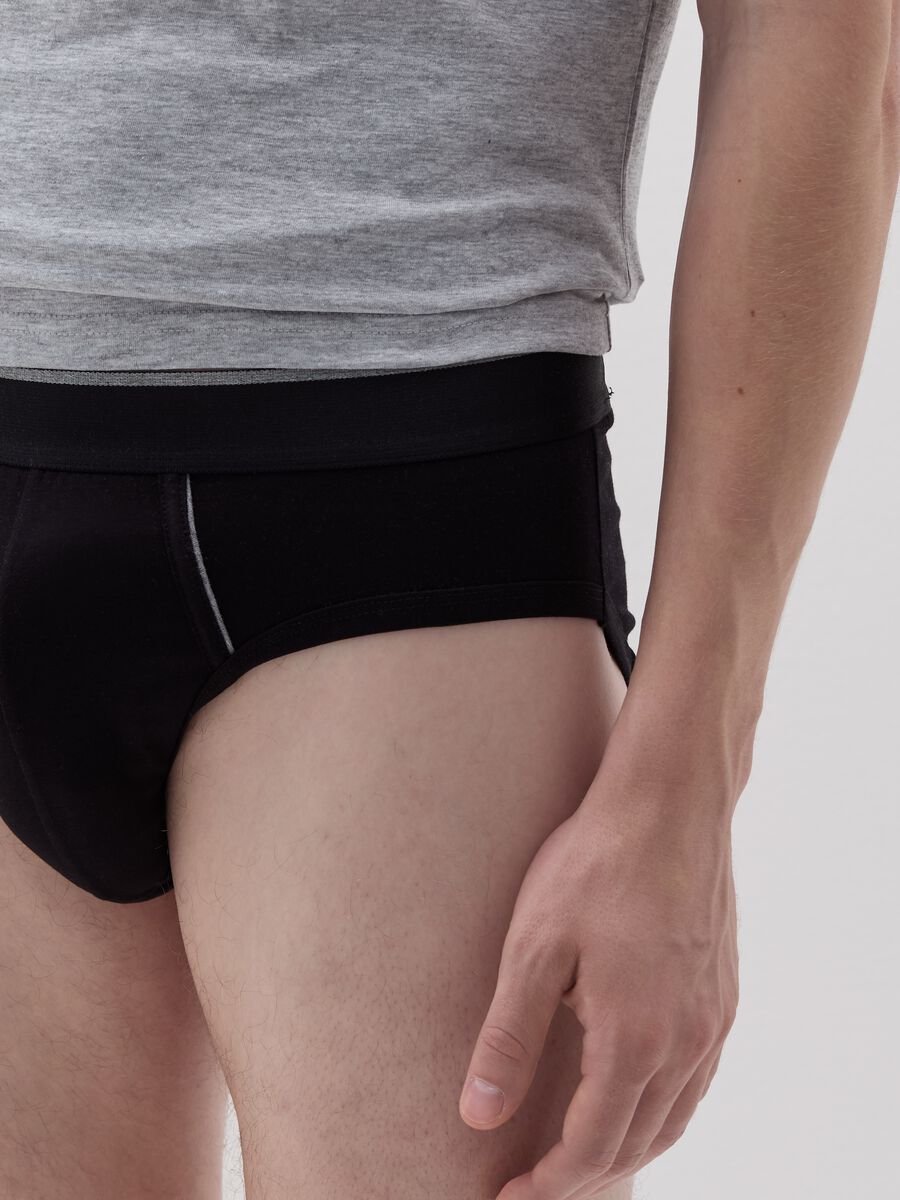 Two-pack briefs with contrasting piping_5