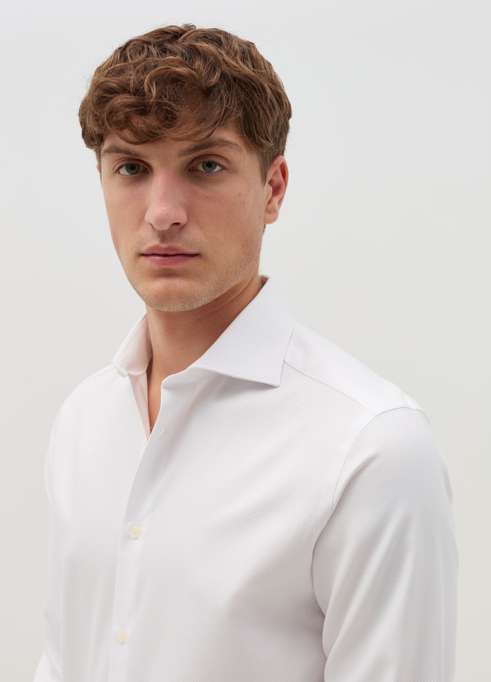 Slim-fit shirt with cut-away collar